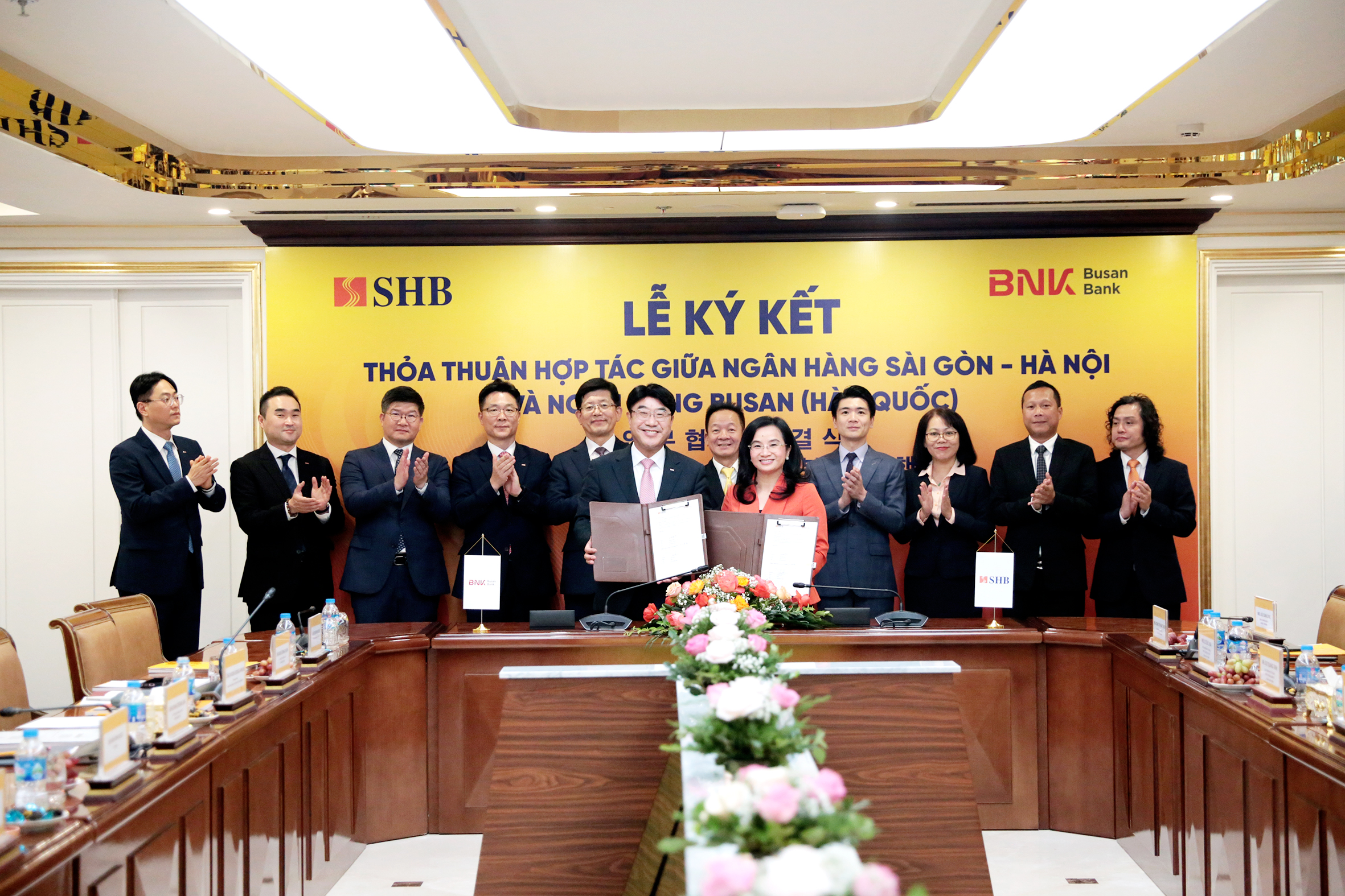  Ông Bang Seong-bin - Chủ tịch Hội đồng quản trị, Tổng Giám đốc Ngân hàng Busan và bà Ngô Thu Hà Tổng Giám đốc SHB trao thỏa thuận hợp tác
