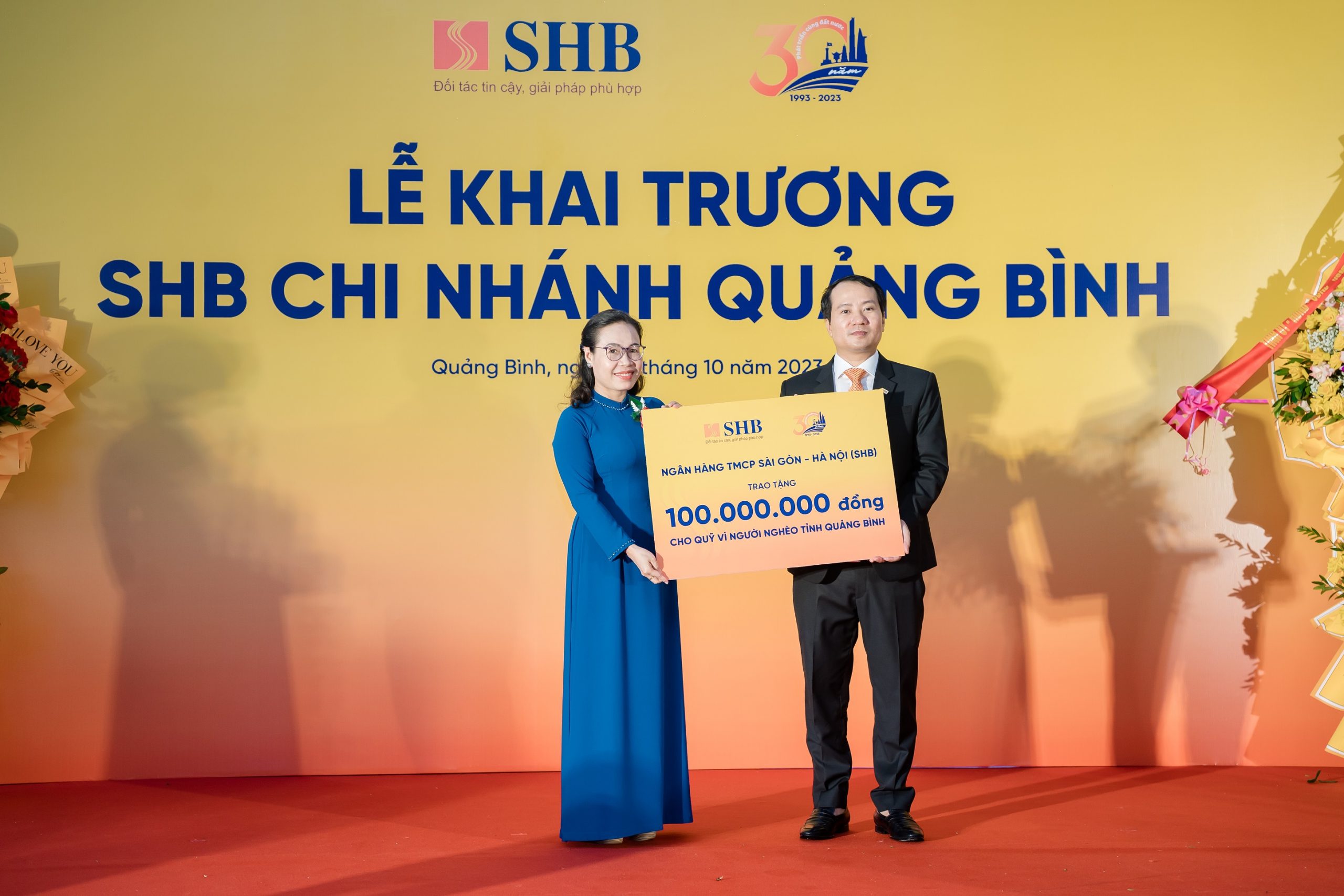 Ông Trần Nam Hải – Giám đốc SHB Quảng Bình đại diện ngân hàng trao tặng Quỹ Vì người nghèo tỉnh Quảng Bình 100 triệu đồng