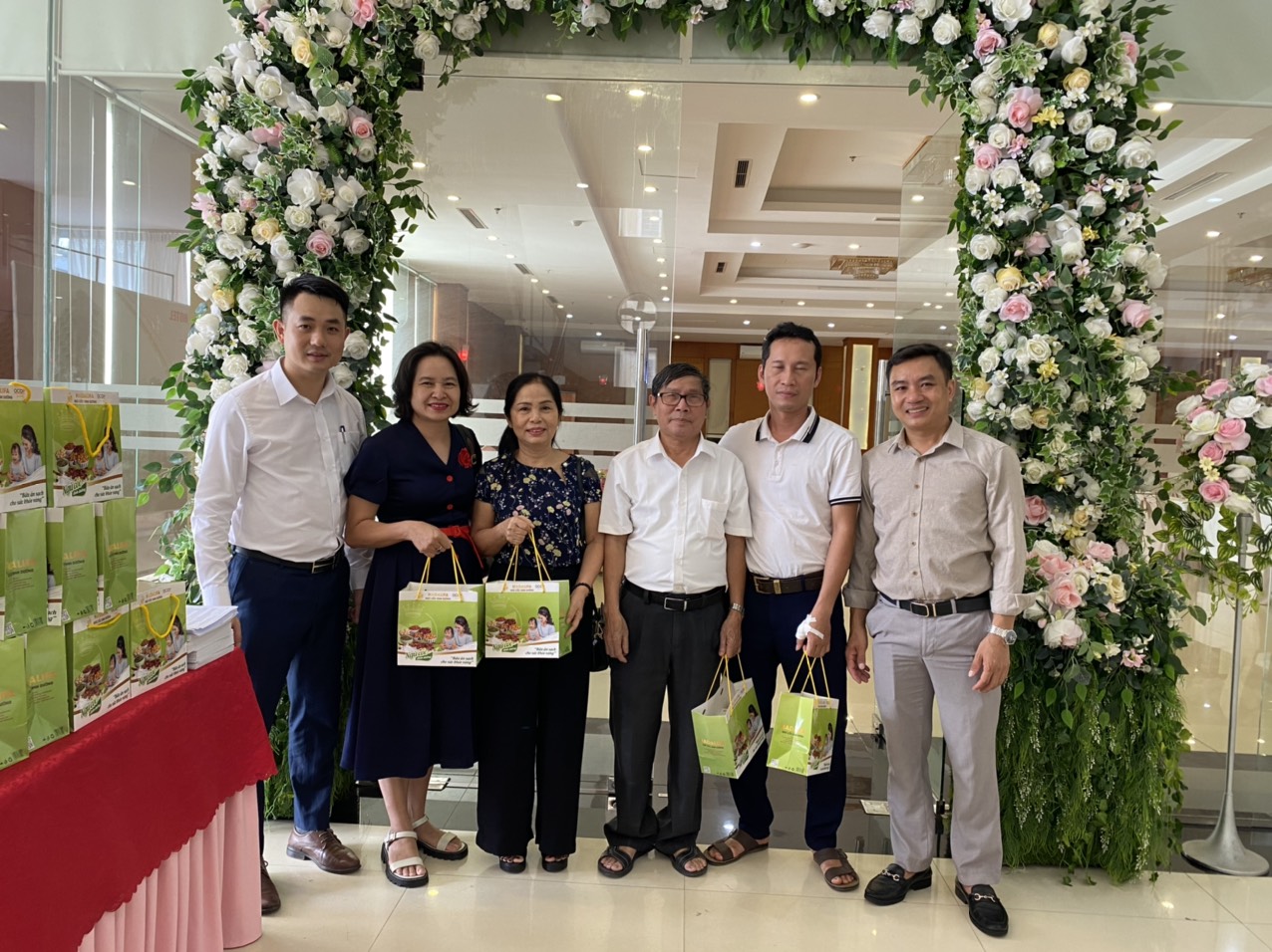 Đại diện Công ty TNHH Dinh Dưỡng HADALIFA tặng sản phẩm ngũ cốc dinh dưỡng HADALIFA tới các đại biểu là lãnh đạo Hội Nhà báo 19 tỉnh Miền Trung - Tây Nguyên đến dự hội nghị