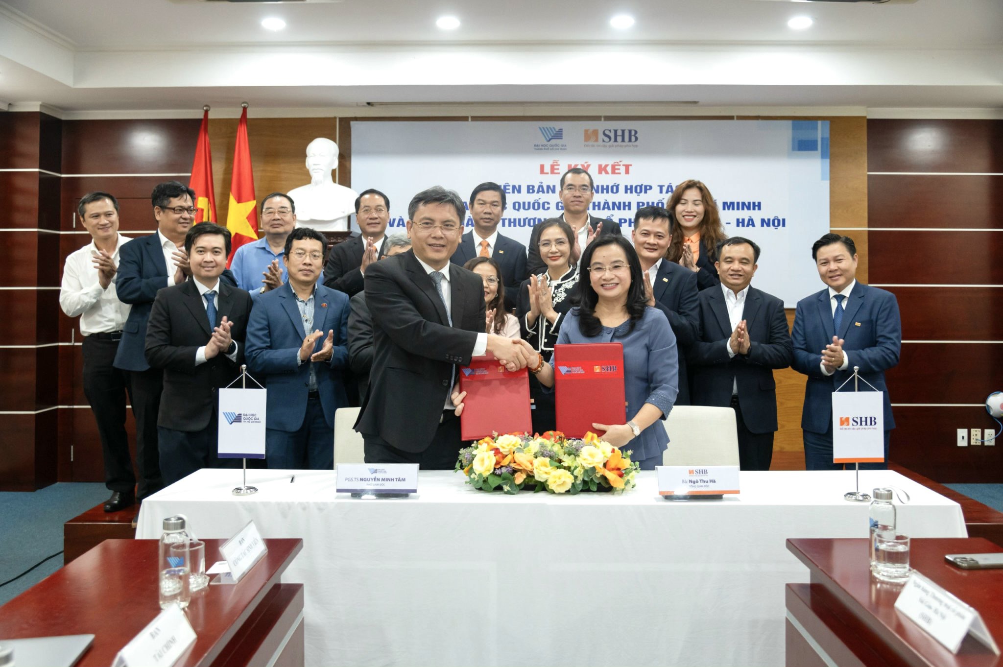 TS Ngô Thu Hà - Tổng Giám đốc SHB và PGS.TS Nguyễn Minh Tâm - Phó Giám đốc ĐHQG-HCM trao thỏa thuận hợp tác