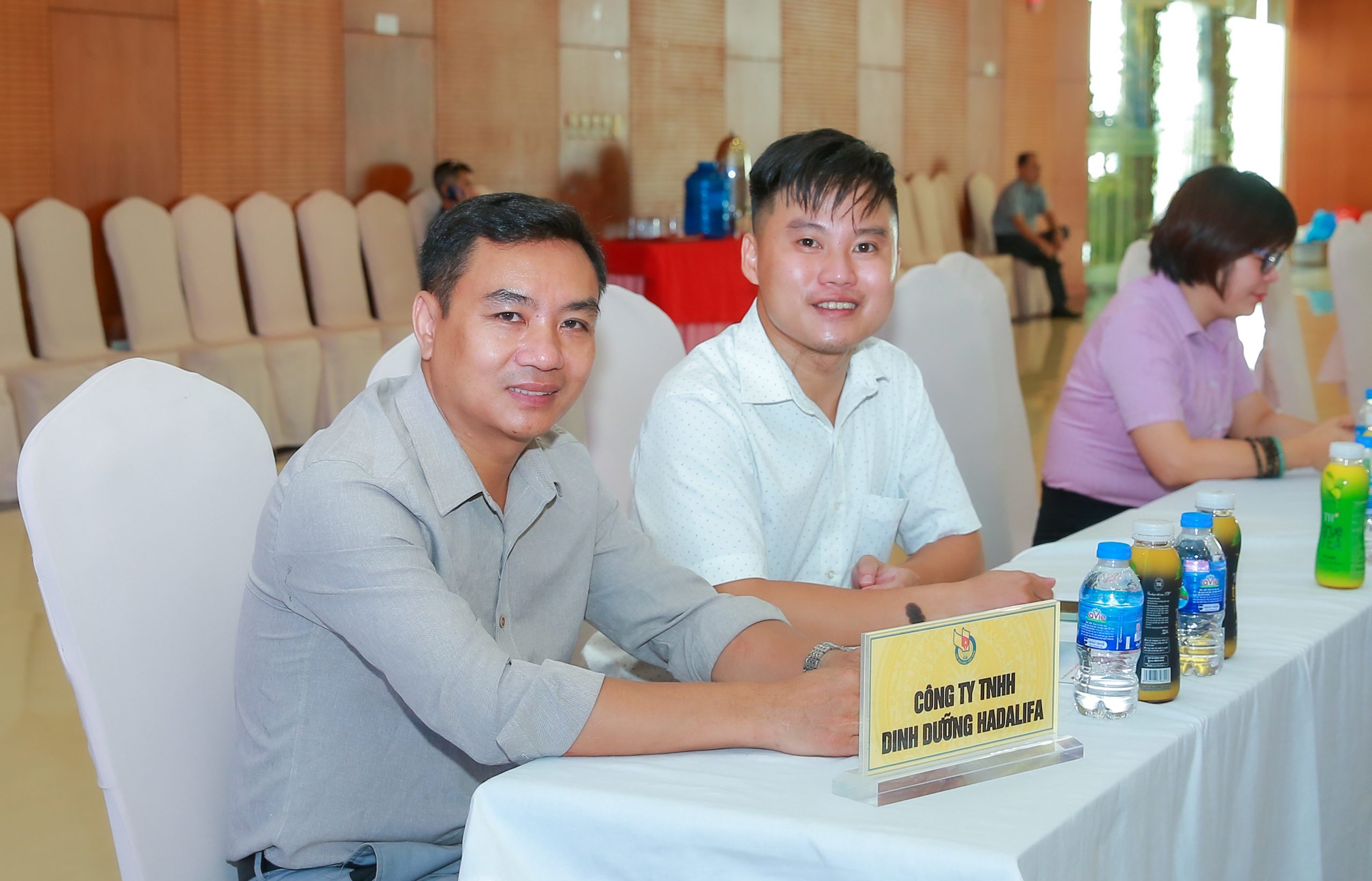 Ông Hoàng Xuân Tuấn - Đại diện Công ty TNHH Dinh Dưỡng HADALIFA (từ trái sang) và đại diện Tạp chí điện tử Sinh thái Nông nghiệp cùng dự Hội nghị 