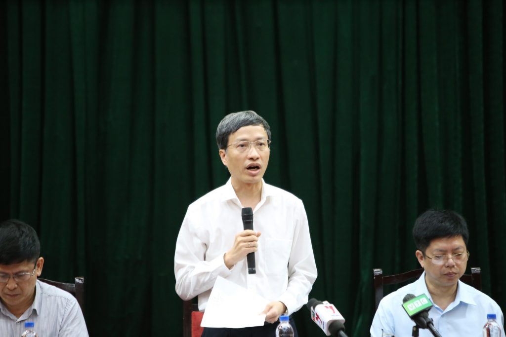 Giáo sư Phan Trọng Lân - Cục trưởng Cục Y tế dự phòng tại buổi họp báo. 