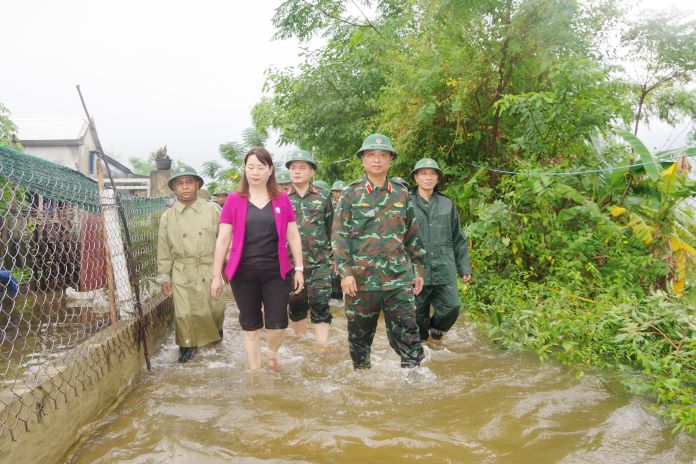 Trung tướng Hà Thọ Bình, Tư lệnh Quân khu 4 cùng đoàn công tác di chuyển đến thăm các gia đình trong xóm Đảo, thôn Thủ Lễ 2, xã Quảng Phước huyện Quảng Điền.