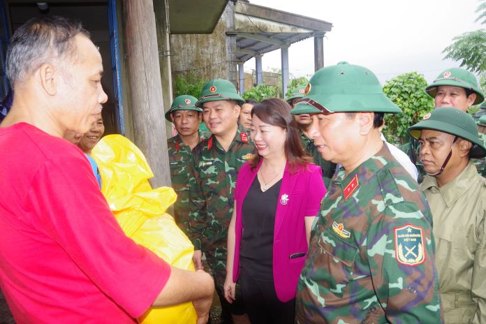 Đồng chí Trung tướng Hà Thọ Bình, Tư lệnh Quân khu 4 trao quà tặng người dân xóm Đảo, thôn Thủ Lễ 2, xã Quảng Phước, huyện Quảng Điền, tỉnh Thừa Thiên Huế.