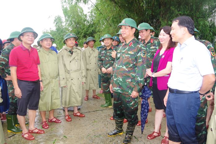 Trung tướng Hà Thọ Bình, Tư lệnh Quân khu 4 trao đổi về tình hình mưa, lũ và chỉ đạo công tác giúp dân với lãnh đạo tỉnh Thừa Thiên Huế, Bộ CHQS tỉnh Thừa Thiên Huế và huyện Quảng Điền.
