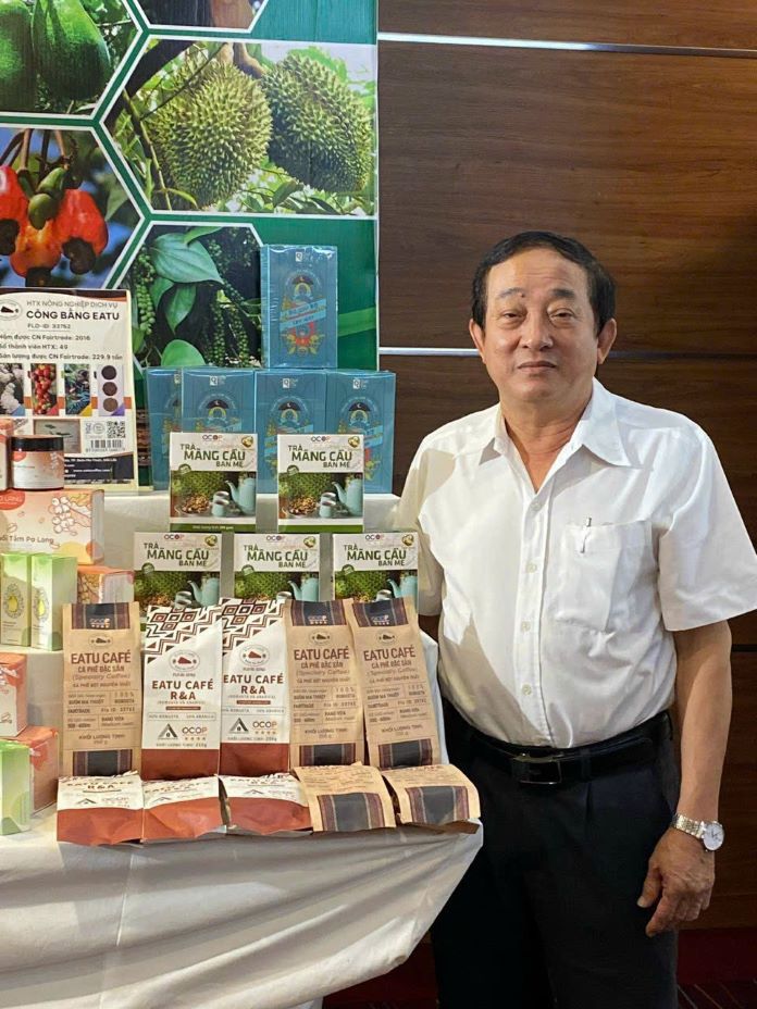 Giám đốc HTX Công Bằng Trần Đình Trọng bên những sản phẩm Cà phê Eatu.