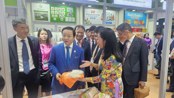 Phó Thủ tướng Trần Hồng Hà cùng Thứ trưởng Bộ Công Thương Đỗ Thắng Hải đi thăm Khu gian hàng thương mại của các doanh nghiệp Việt Nam tại CIIE 2023.
