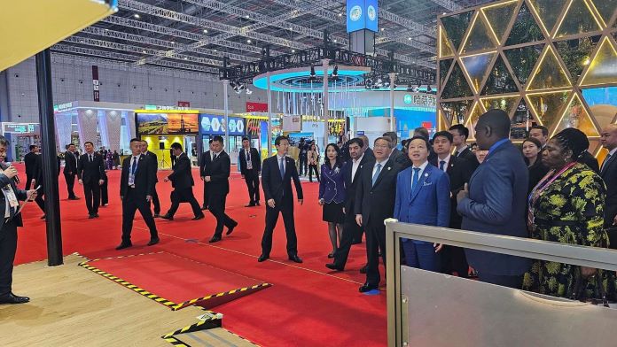 Phó Thủ tướng Trần Hồng Hà cùng đoàn lãnh đạo cấp cao Việt Nam đi thăm Khu gian hàng Quốc gia Việt Nam tại Hội chợ CIIE 2023