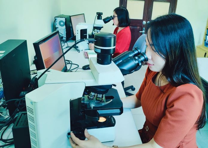 Chủ nhiệm TS. Lê Thị Mai Linh cùng cộng sự đang phân tích mẫu tuyến trùng