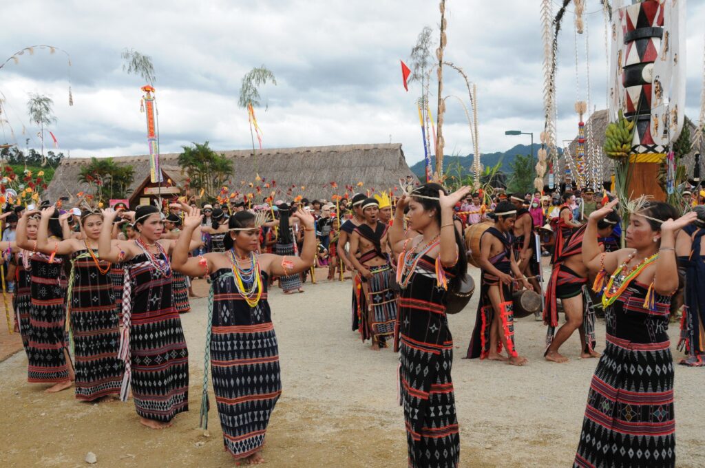 Các điệu múa truyền thống trong lễ hội mừng cơm mới của người Cơ Tu.