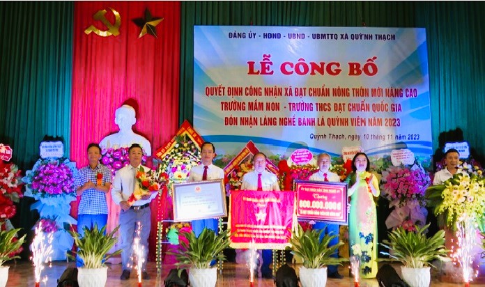 Xã Quỳnh Thạch đón Bằng công nhận xã đạt chuẩn nông thôn mới nâng cao và Cờ thi đua của UBND tỉnh Nghệ An.