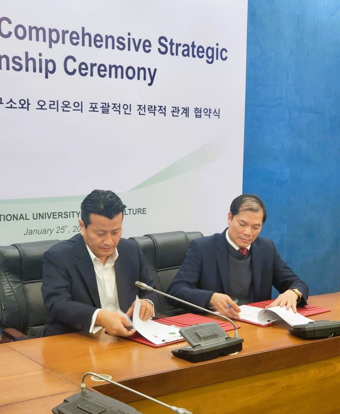 Ông Park Se Yeol – Tổng Giám đốc Orion Food Vina và ông Nguyễn Xuân Trường - Viện trưởng Sinh học Nông nghiệp ký văn bản ghi nhớ hợp tác toàn diện.