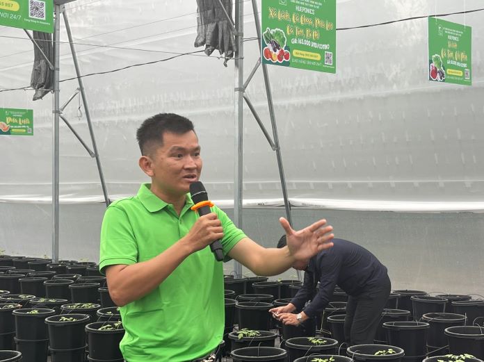 Ông Ngô Xuân Phước, Chủ tịch HĐQT, Giám đốc điều hành HTX Hueponics phát biểu tại buổi ra mắt hệ thống rau sạch.