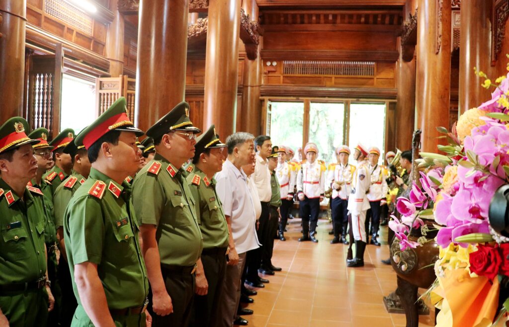 Đoàn đại biểu Đảng ủy Công an Trung ương, Bộ Công an thành kính tưởng nhớ công lao vĩ đại của Chủ tịch Hồ Chí Minh - Ảnh Phan Quỳnh.