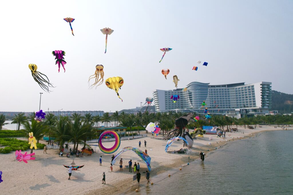 Bãi biển Vụng Hương được đầu tư chuyên nghiệp đã mở cửa miễn phí phục vụ du khách tới Đồ Sơn. 