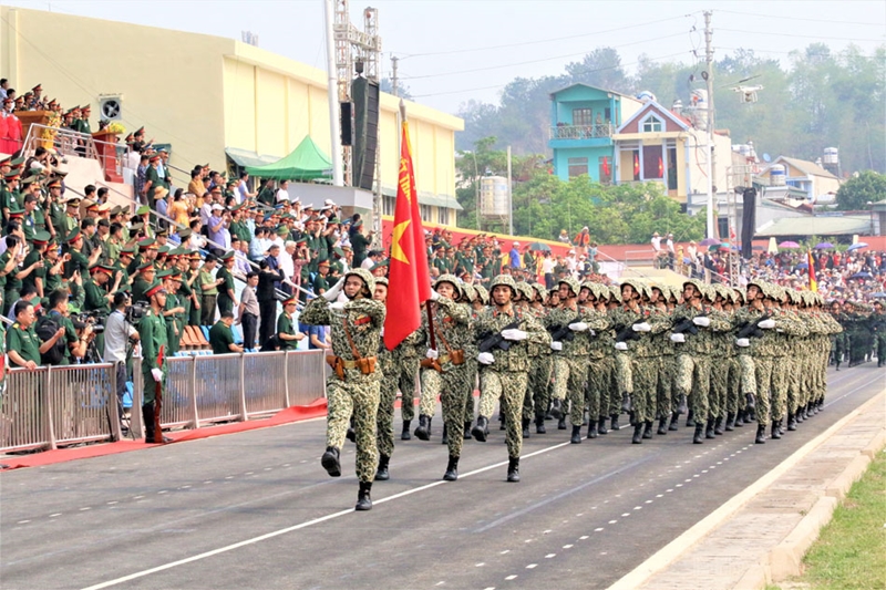 Khối chiến sĩ đặc công luyện tập diễu binh, diễu hành chuẩn bị cho Lễ kỷ niệm 70 năm Chiến thắng Điện Biên Phủ.
