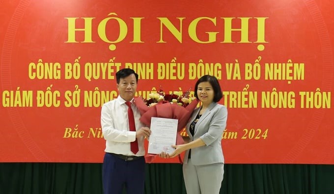 Bà Nguyễn Hương Giang - Phó Bí thư Tỉnh ủy, Chủ tịch UBND tỉnh Bắc Ninh trao Quyết định và tặng hoa chúc mừng tân Giám đốc Sở NN-PTNT Nguyễn Song Hà. 