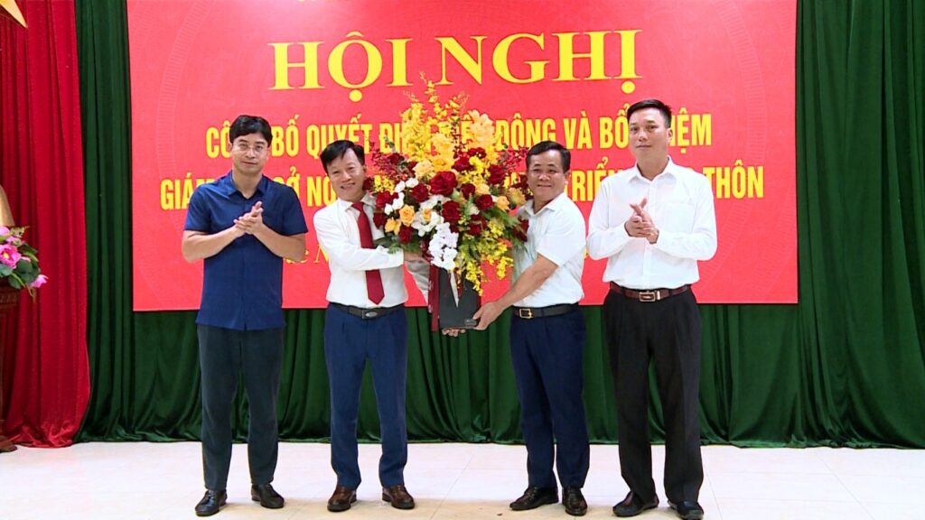  Lãnh đạo Sở Nông nghiệp và Phát triển nông thôn tặng hoa chúc mừng đồng chí Nguyễn Song Hà. 