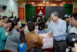 Tổng Bí thư Tô Lâm thăm và tặng quà người dân vùng lũ ở Huế