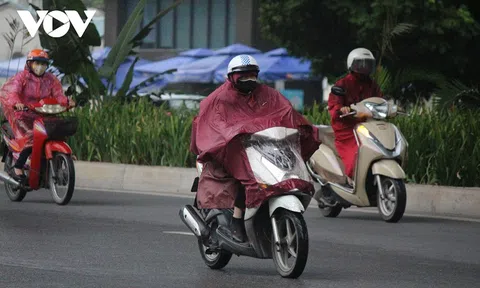 Người Hà Nội co ro trong mưa rét đầu mùa