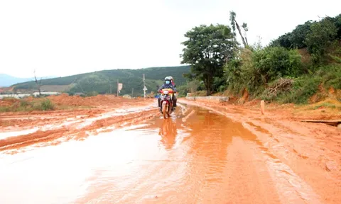 Lâm Đồng: Hiểm họa sạt lở bên đường Trường Sơn Đông