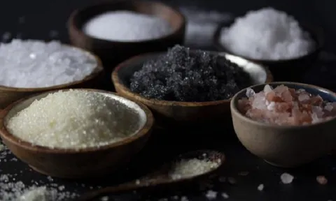 Giảm muối trong khẩu phần ăn, thêm muối vào bồn tắm