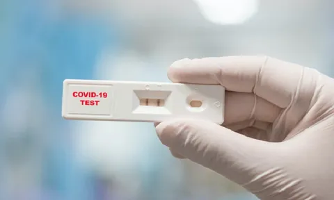 Khi tự test nhanh COVID-19 dương tính, người dân Hà Nội cần làm gì?