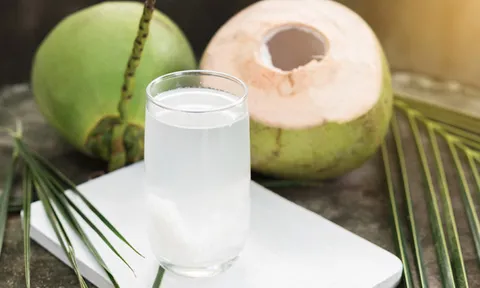 Người mắc COVID-19 có nên uống nước dừa không?
