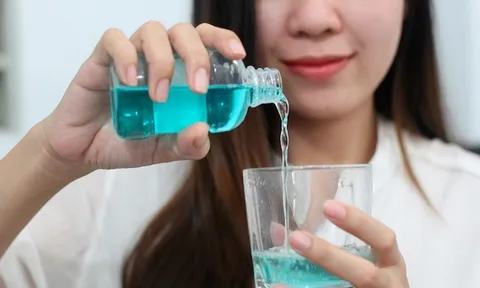 Chuyên gia chỉ cách súc họng đúng giúp ngăn ngừa lây nhiễm COVID-19