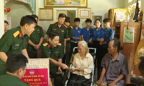 Thừa Thiên Huế: Thiếu tướng Nguyễn Văn Gấu thăm, tặng quà Mẹ Việt Nam anh hùng