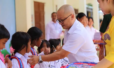 Những suất học bổng dành tặng các em học sinh có hoàn cảnh khó khăn vùng biên giới