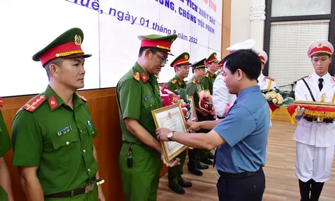 Khen thưởng các tập thể, cá nhân trong vụ khống chế đối tượng cướp tiệm vàng ở chợ Đông Ba