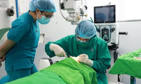 Phẫu thuật lấy dị vật đạn chì nằm 4 năm trong hốc mắt bé trai 13 tuổi
