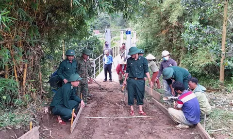 Quân dân biên giới xây dựng đường liên thôn