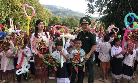 800 thiếu nhi Việt - Lào cùng chung vui tết Trung thu biên giới