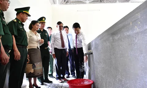 Đại đội Bảo vệ biên giới 531 nước bạn Lào vui mừng nhận bàn giao hệ thống cấp nước sinh hoạt