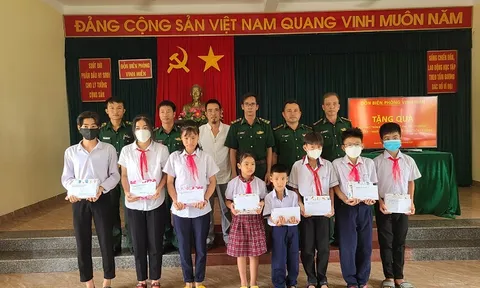 Bộ đội Biên phòng Thừa Thiên Huế cùng học sinh biên giới tới trường