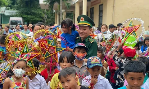 650 suất quà tặng các em học sinh đồng bào dân tộc Pa Cô, Vân Kiều nhân dịp năm học mới