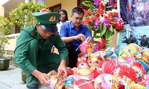 Chùm ảnh: Mang tết Trung thu lên biên giới