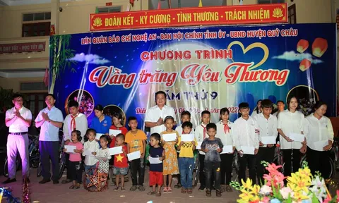 “Vầng trăng yêu thương” đến với trẻ em miền núi huyện Quỳ Châu