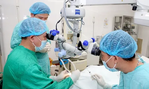 Hai bệnh nhân được “thắp sáng” đôi mắt mù lòa sau hơn 10 năm nhờ người hiến tặng giác mạc