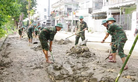 Hơn 2.500 cán bộ, chiến sĩ Bộ đội thường trực, Dân quân tự vệ giúp nhân dân khắc phục hậu qua sau mưa lũ