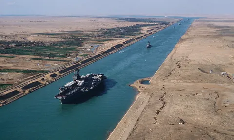Kênh đào Suez tăng phí (kỳ 1)