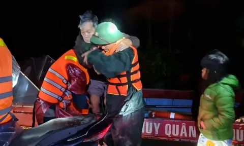 Lực lượng vũ trang sát cánh cùng người dân trong đêm lũ tại Thừa Thiên Huế