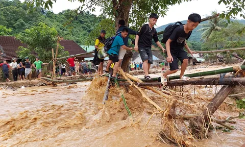 Cấp bách di dời người dân ra khỏi vùng nguy hiểm Tà Cạ