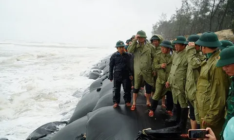 Phó Thủ tướng đến thăm, tặng quà người dân vùng lũ trên địa bàn tỉnh Thừa Thiên Huế