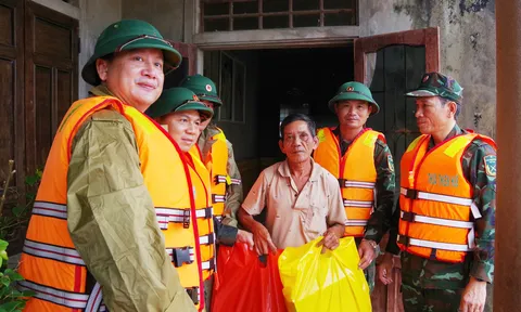 Thăm, động viên người dân vùng bị ngập lụt