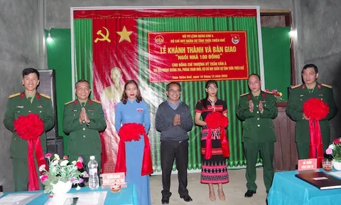 Bộ CHQS tỉnh Thừa Thiên Huế bàn giao nhà đồng đội cho cán bộ có hoàn cảnh khó khăn