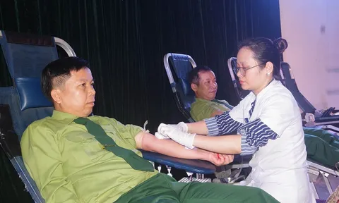Gần 250 cán bộ, chiến sĩ tham gia Ngày hội hiến máu "Vì nước, vì dân"