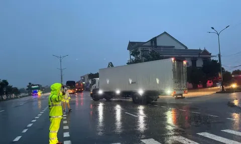Mưa lớn khiến Quốc lộ 1A ở Huế ngập sâu